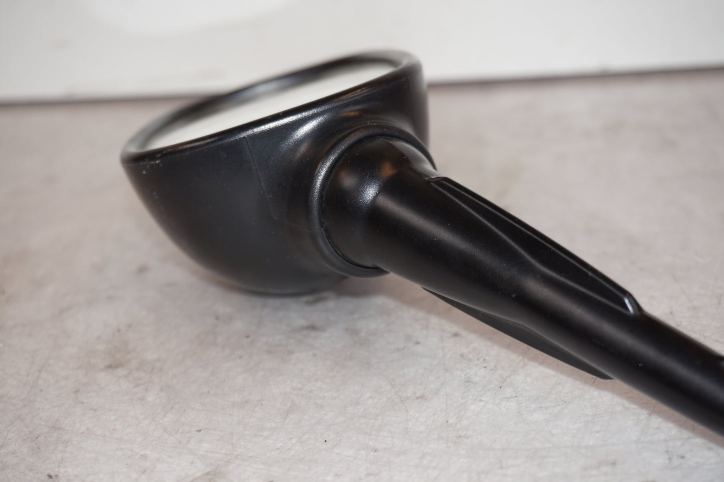 Snett nerifrån på Backspegel från en BMW F 800 ST -2007 motorcykel.