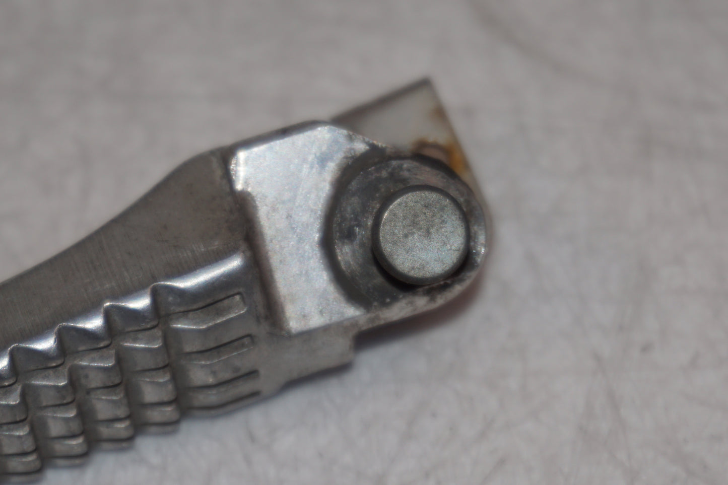 Snett nerifrån på Fotpinne från en Suzuki GSX-R 600 -1999 motorcykel.