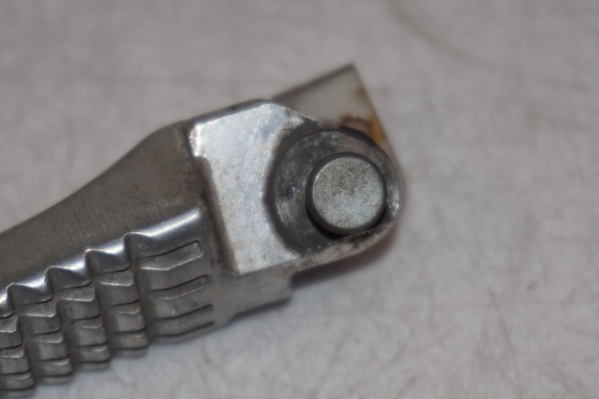 Snett nerifrån på Fotpinne från en Suzuki GSX-R 600 -1999 motorcykel.