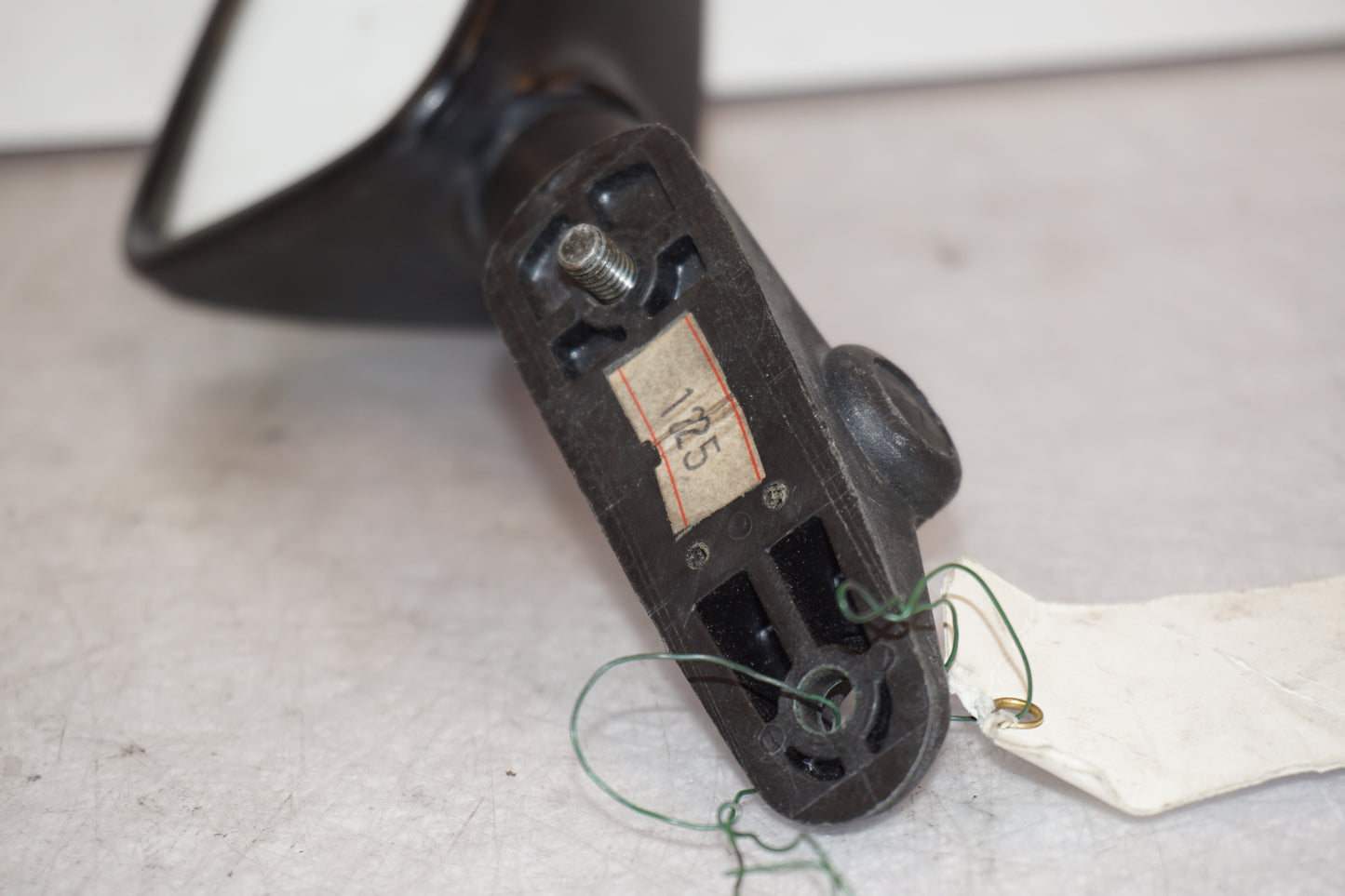 Snett uppifrån på Backspegel från en Kawasaki GPZ 900 -1989 motorcykel.