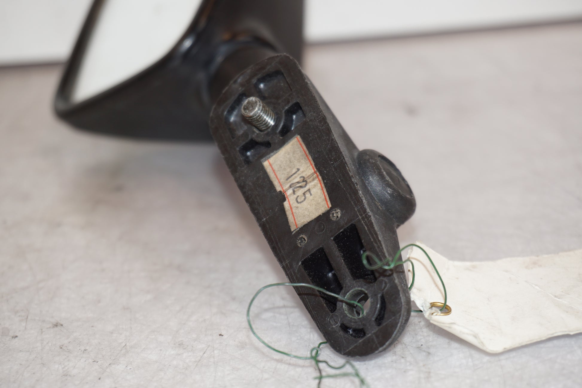 Snett uppifrån på Backspegel från en Kawasaki GPZ 900 -1989 motorcykel.