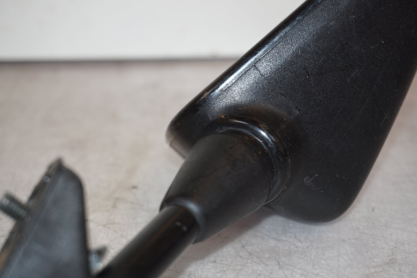 Snett nerifrån på Backspegel från en Kawasaki GPZ 900 -1989 motorcykel.