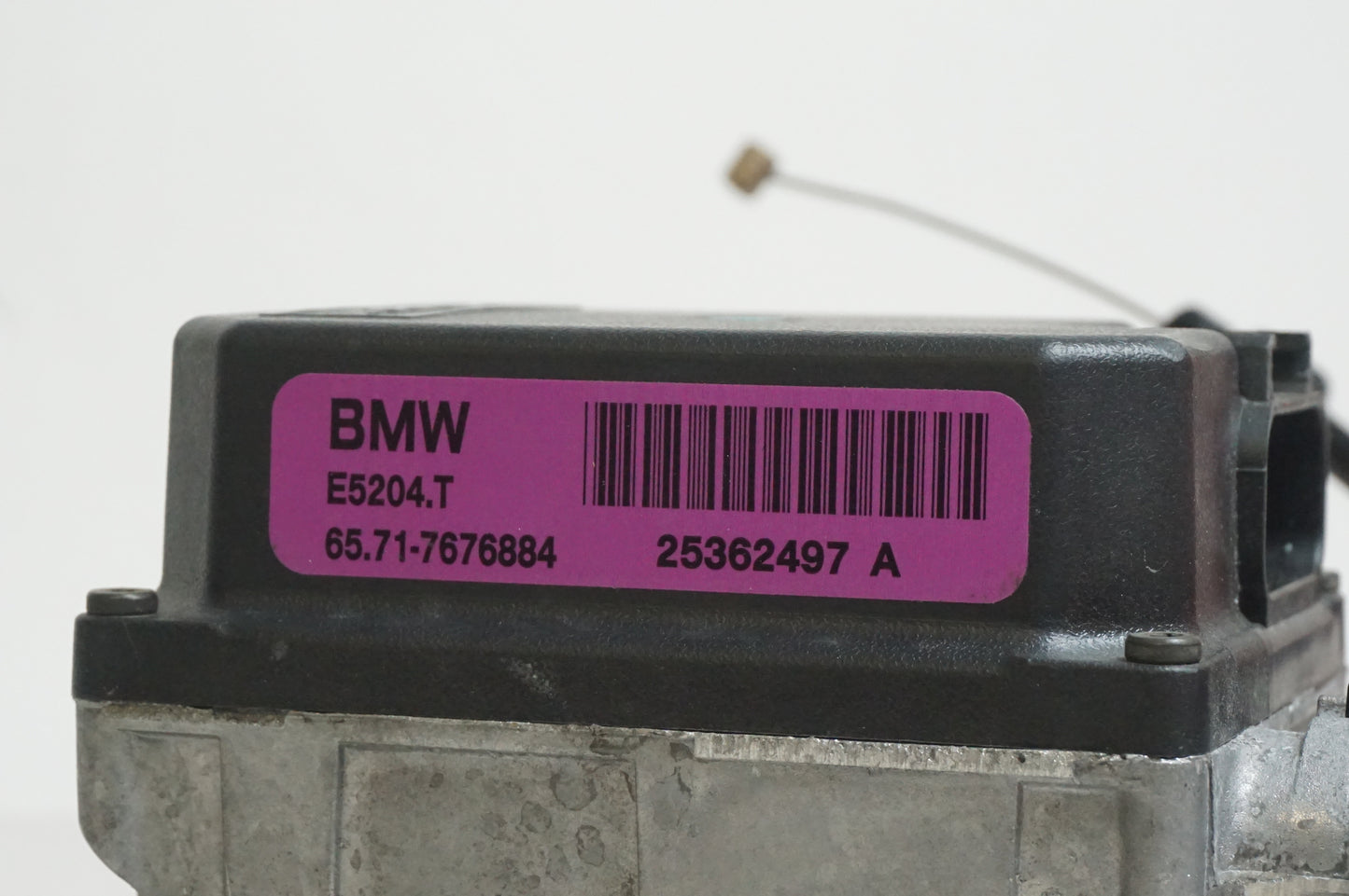 Baksidan på Farthållarservo från en BMW R 1200 RT -2013 motorcykel.