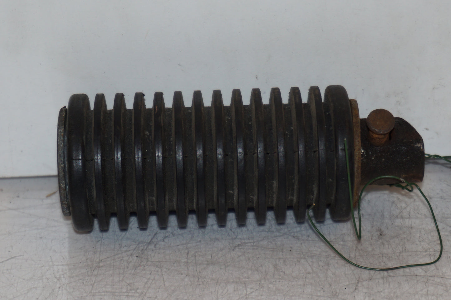 Framsidan på Fotpinne från en Suzuki DR 750 S -1988 motorcykel.