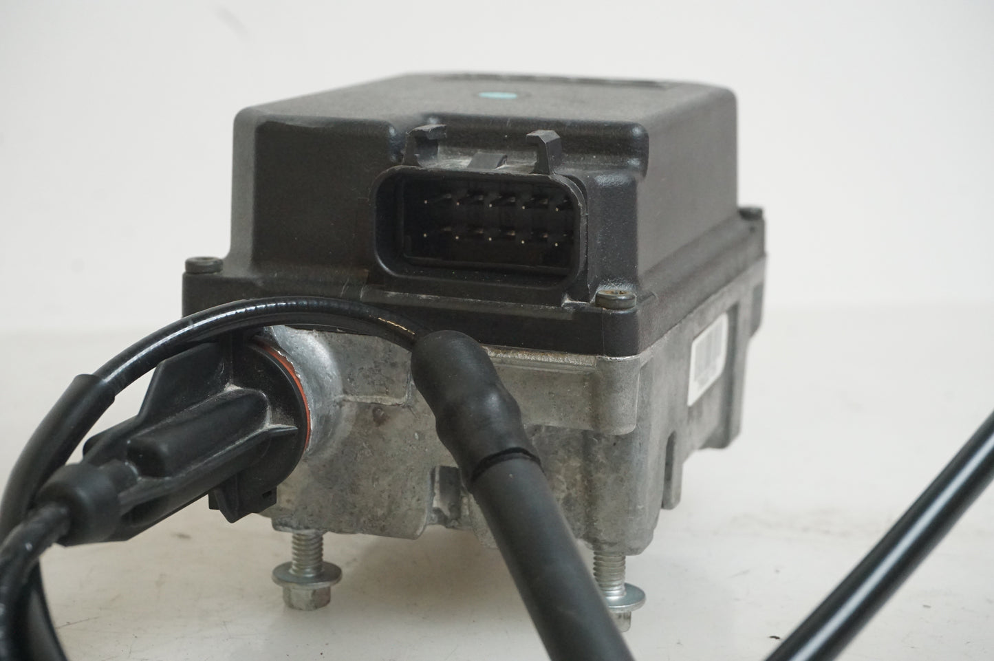 Vänster sida på Farthållarservo från en BMW R 1200 RT -2013 motorcykel.