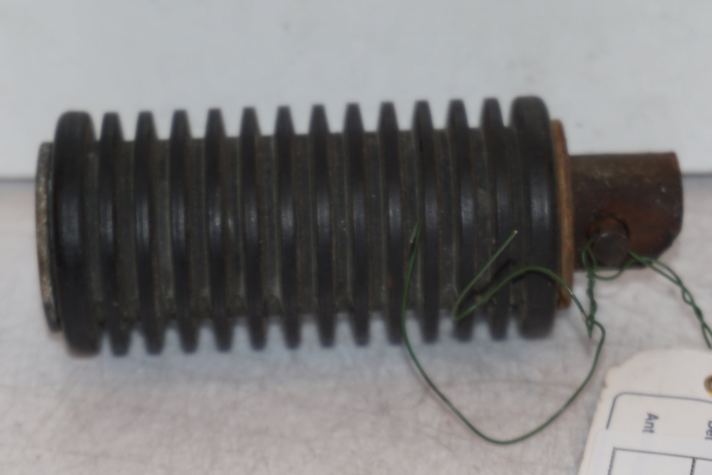 Baksidan på Fotpinne från en Suzuki DR 750 S -1988 motorcykel.