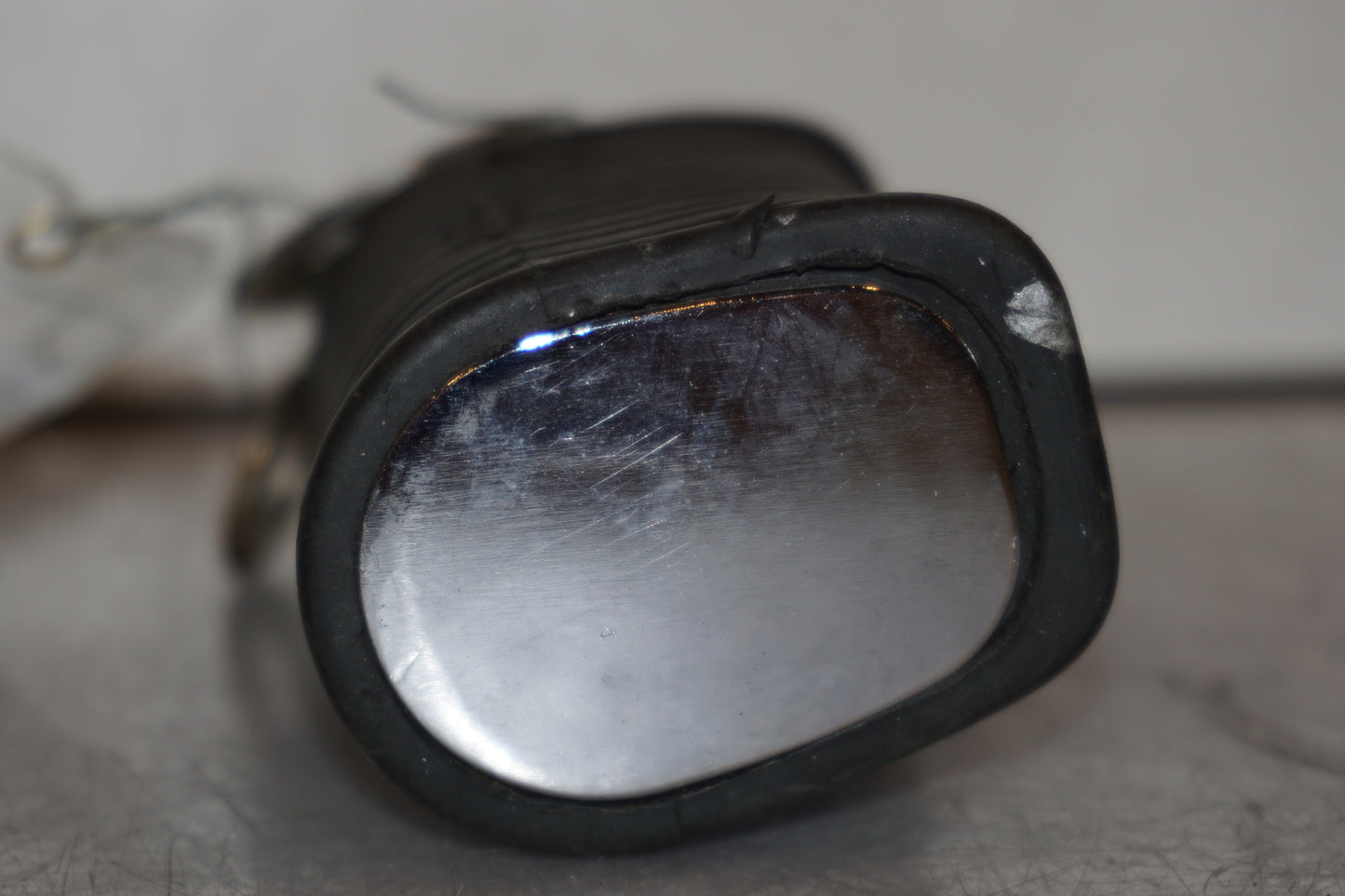 Vänster sida på Fotpinne från en Suzuki LS 650 -1999 motorcykel.