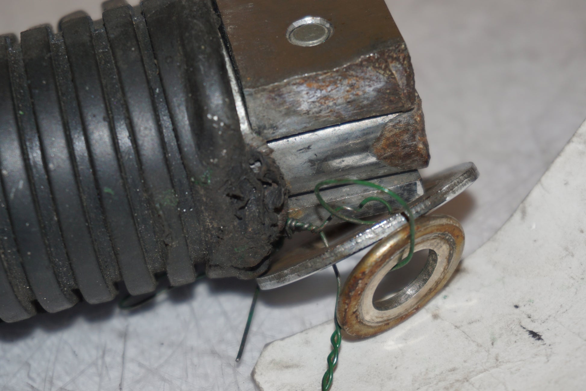 Snett nerifrån på Fotpinne från en Suzuki LS 650 -1999 motorcykel.