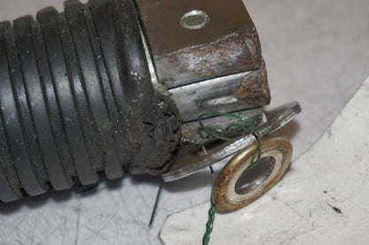 Snett nerifrån på Fotpinne från en Suzuki LS 650 -1999 motorcykel.