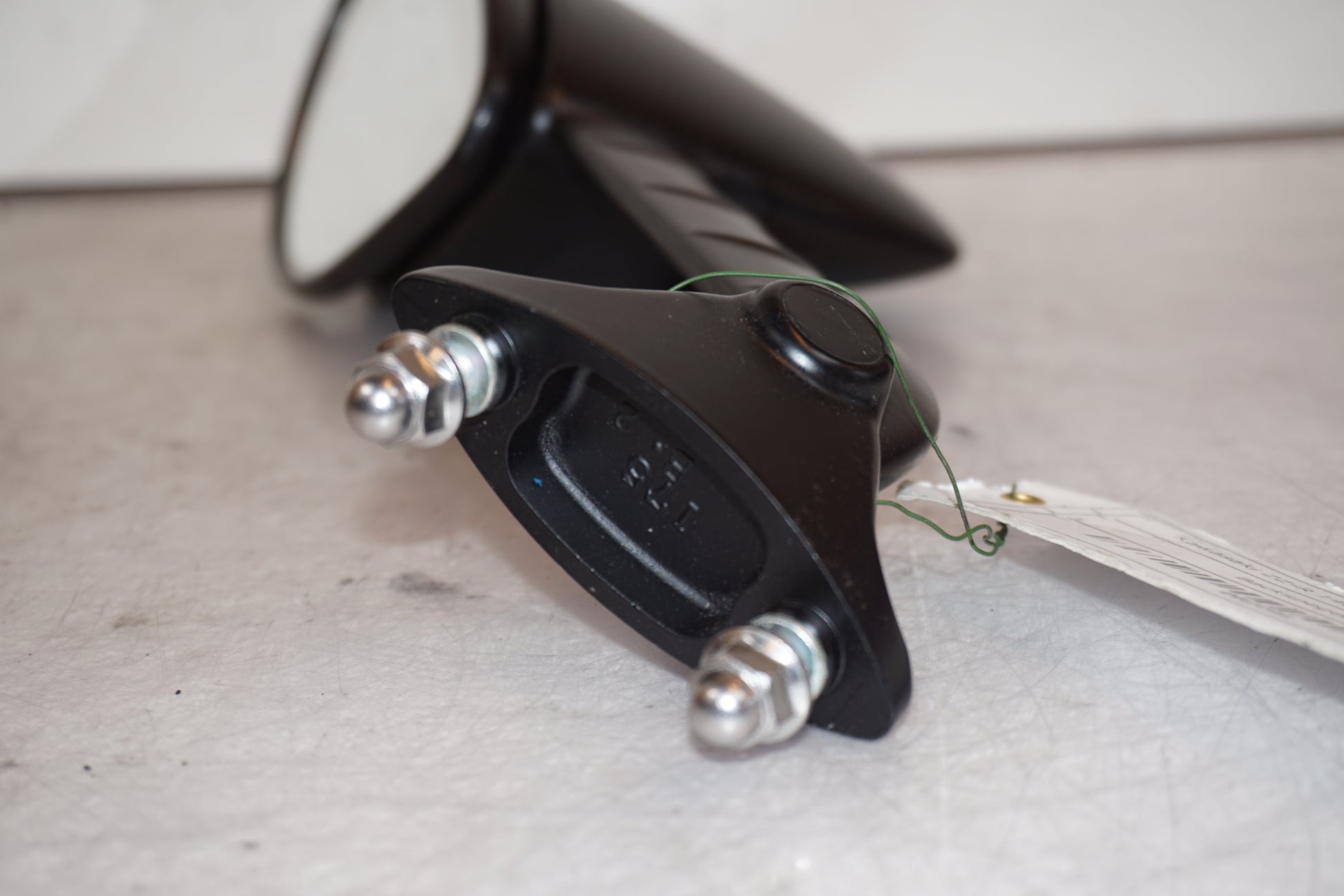 Snett uppifrån på Backspegel från en Kawasaki ZZ-R 1400 -2010 motorcykel.