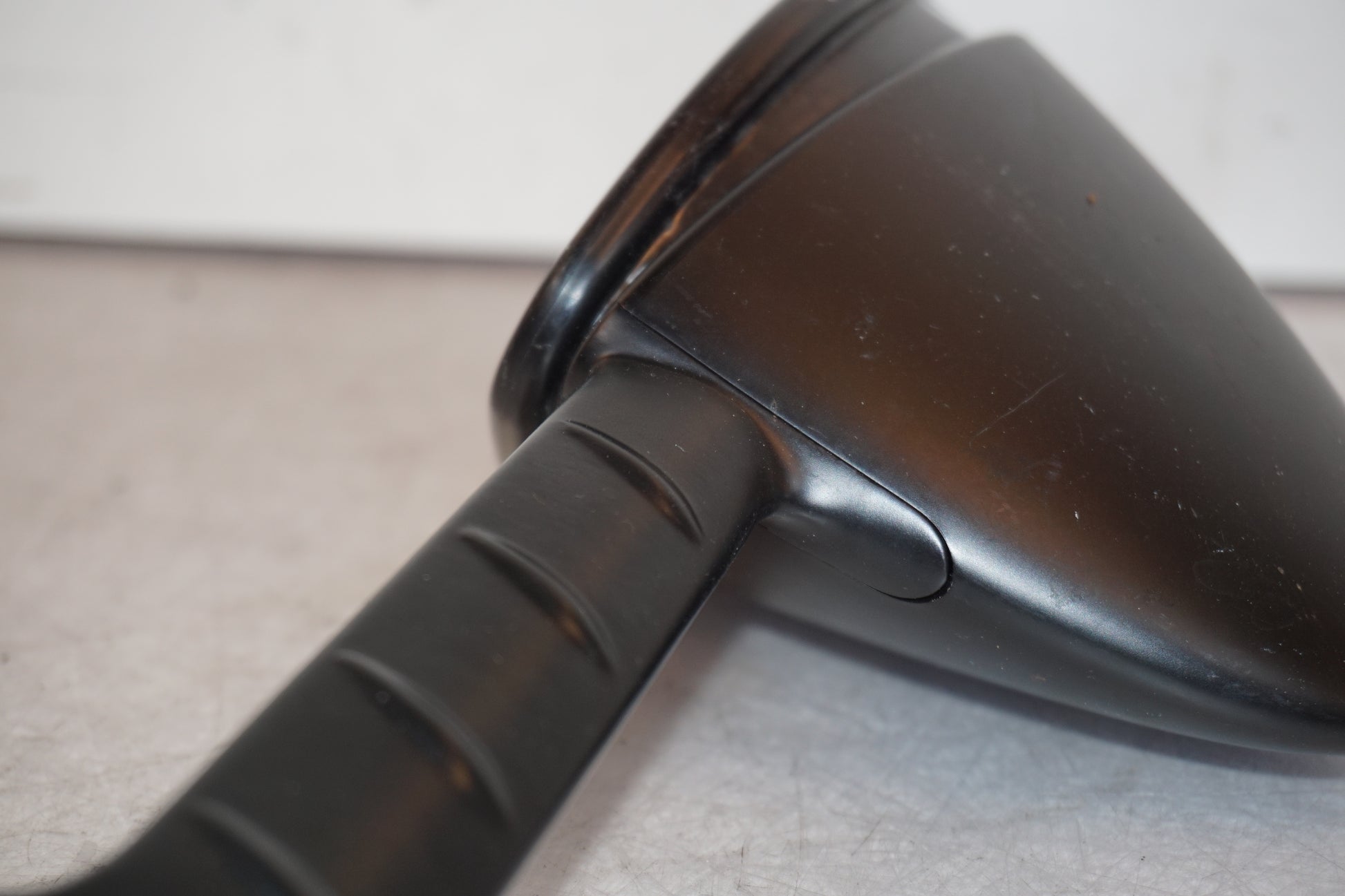 Snett nerifrån på Backspegel från en Kawasaki ZZ-R 1400 -2010 motorcykel.