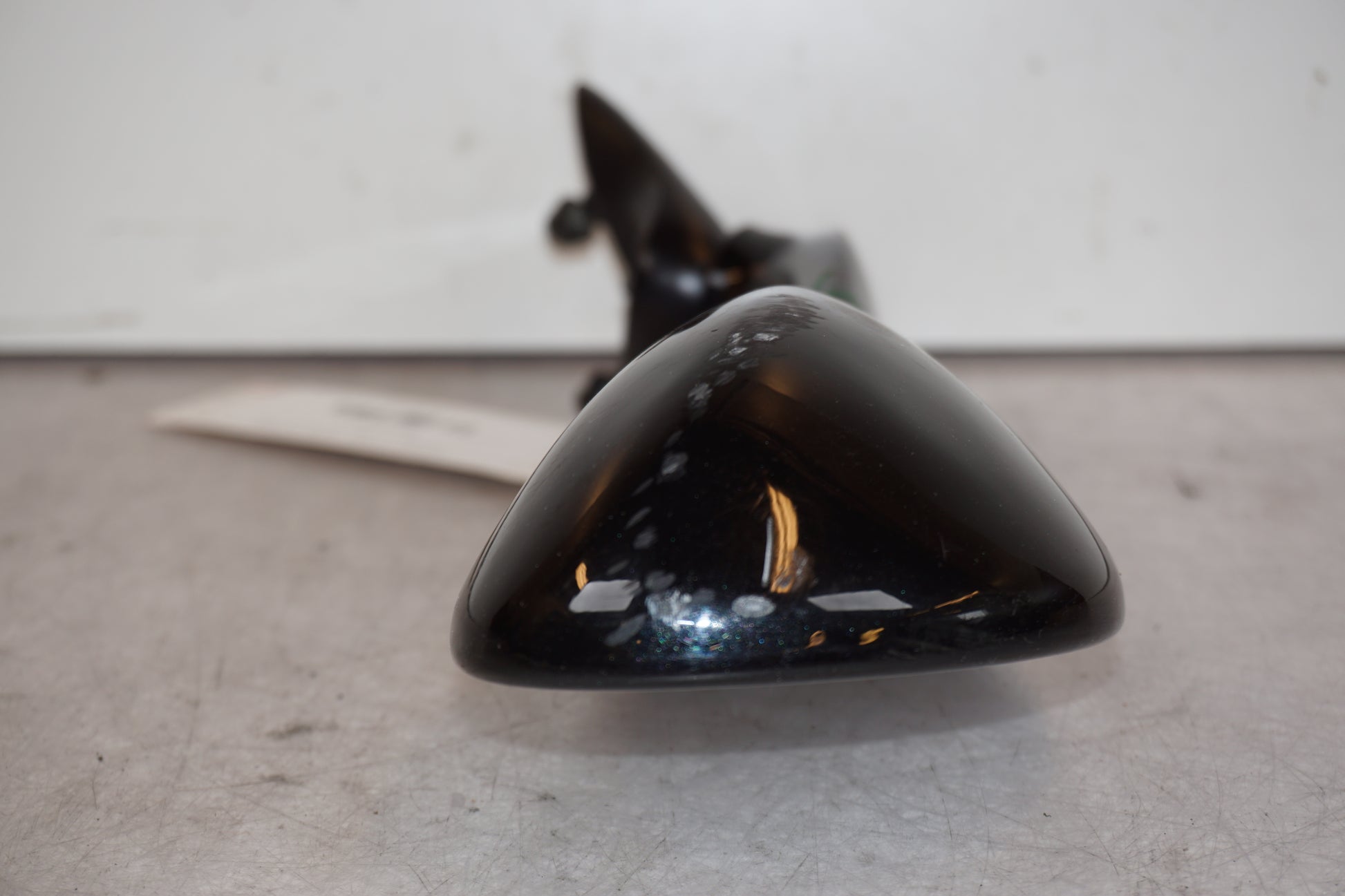 Snett uppifrån på Backspegel från en Triumph TT 600 -2000 motorcykel.