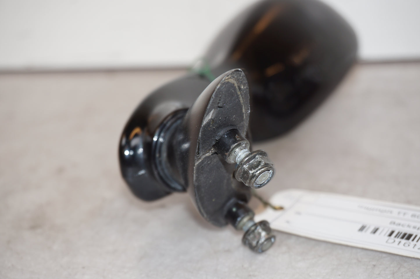 Snett nerifrån på Backspegel från en Triumph TT 600 -2000 motorcykel.