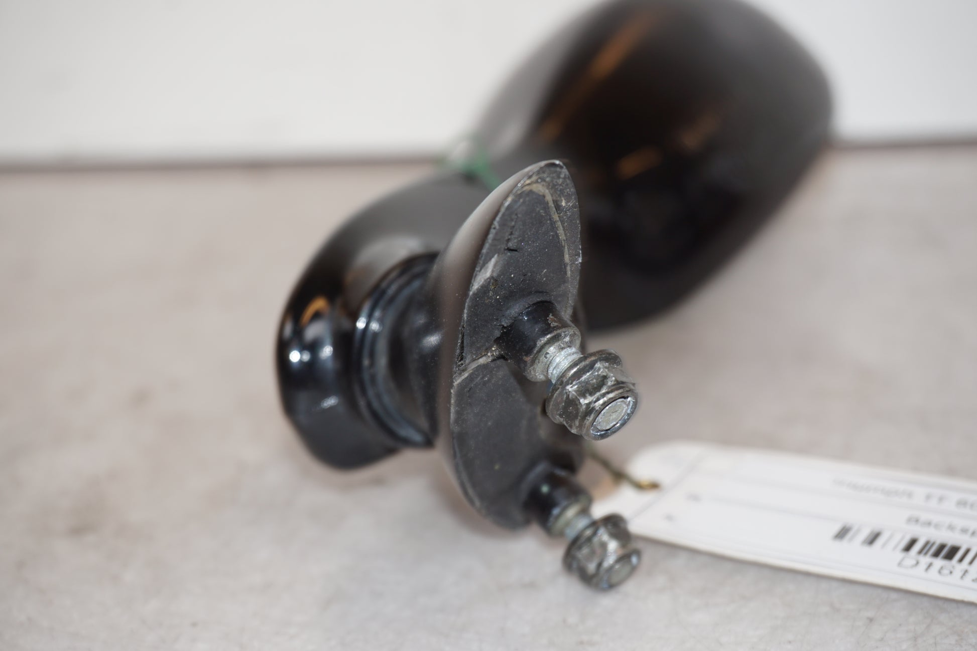 Snett nerifrån på Backspegel från en Triumph TT 600 -2000 motorcykel.