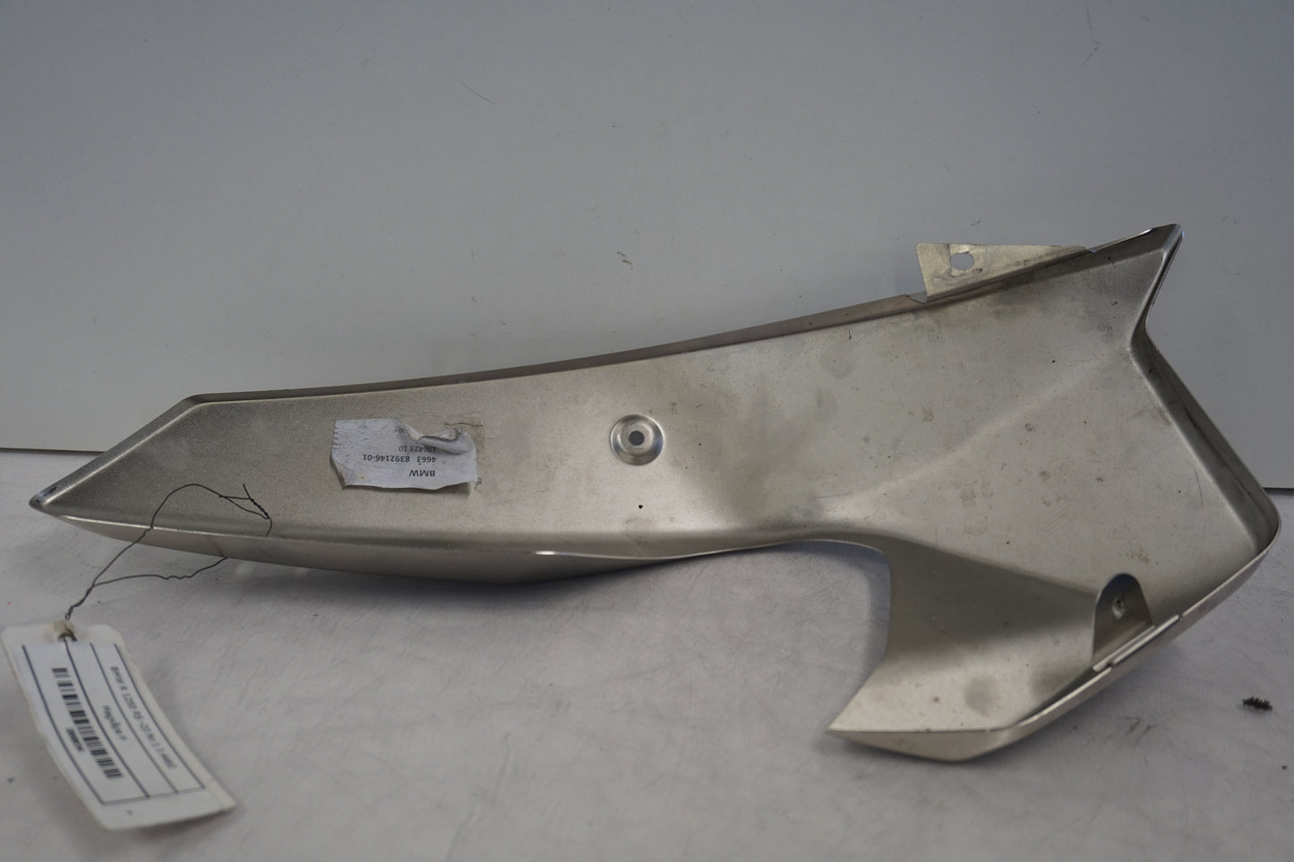 Snett nerifrån på Magkåpa från en BMW R 1250 RS -2020 motorcykel.