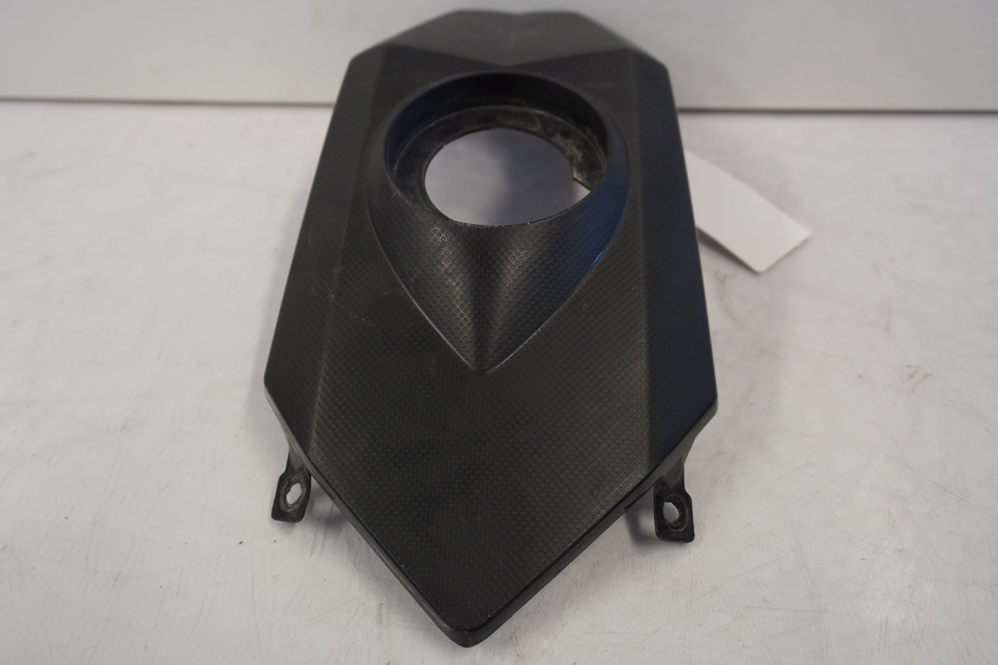 Framsidan på Bensintankskåpa från en Husqvarna TR 650 Strada -2012 motorcykel.