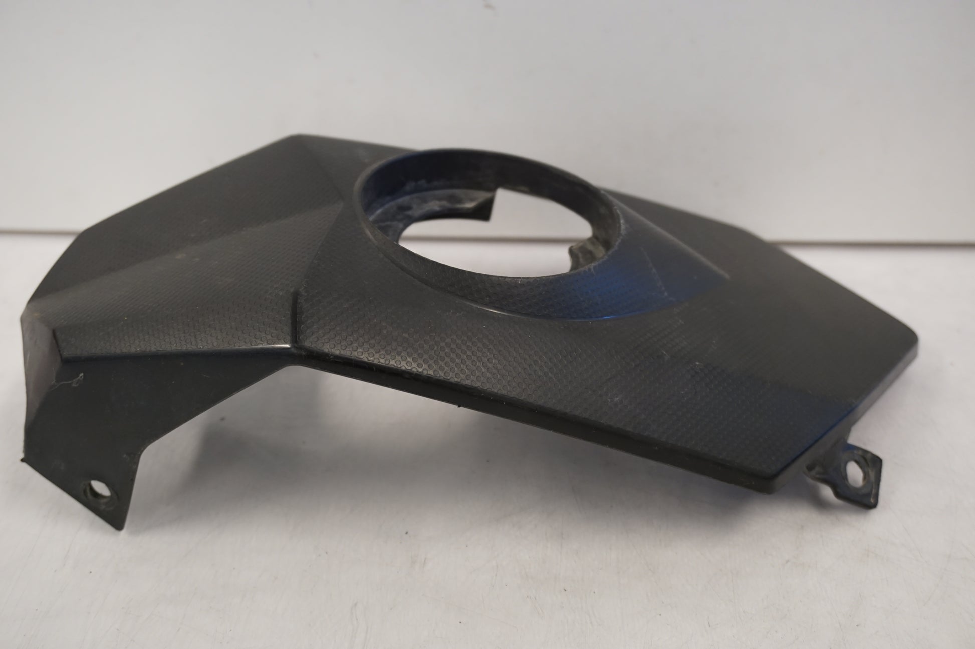 Baksidan på Bensintankskåpa från en Husqvarna TR 650 Strada -2012 motorcykel.