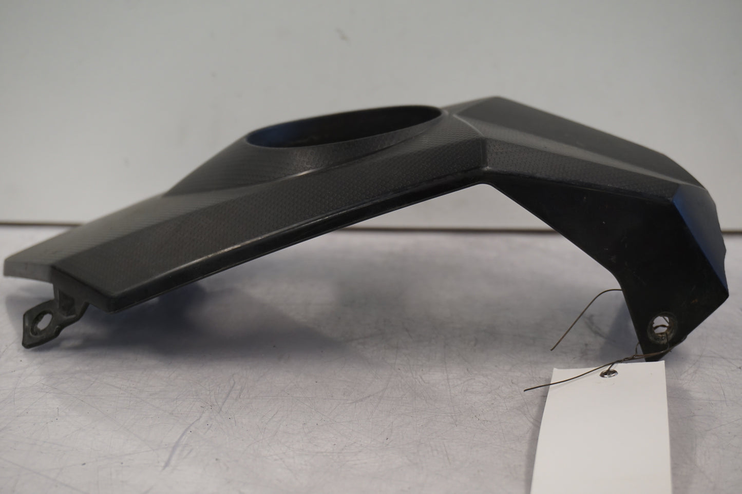 Vänster sida på Bensintankskåpa från en Husqvarna TR 650 Strada -2012 motorcykel.