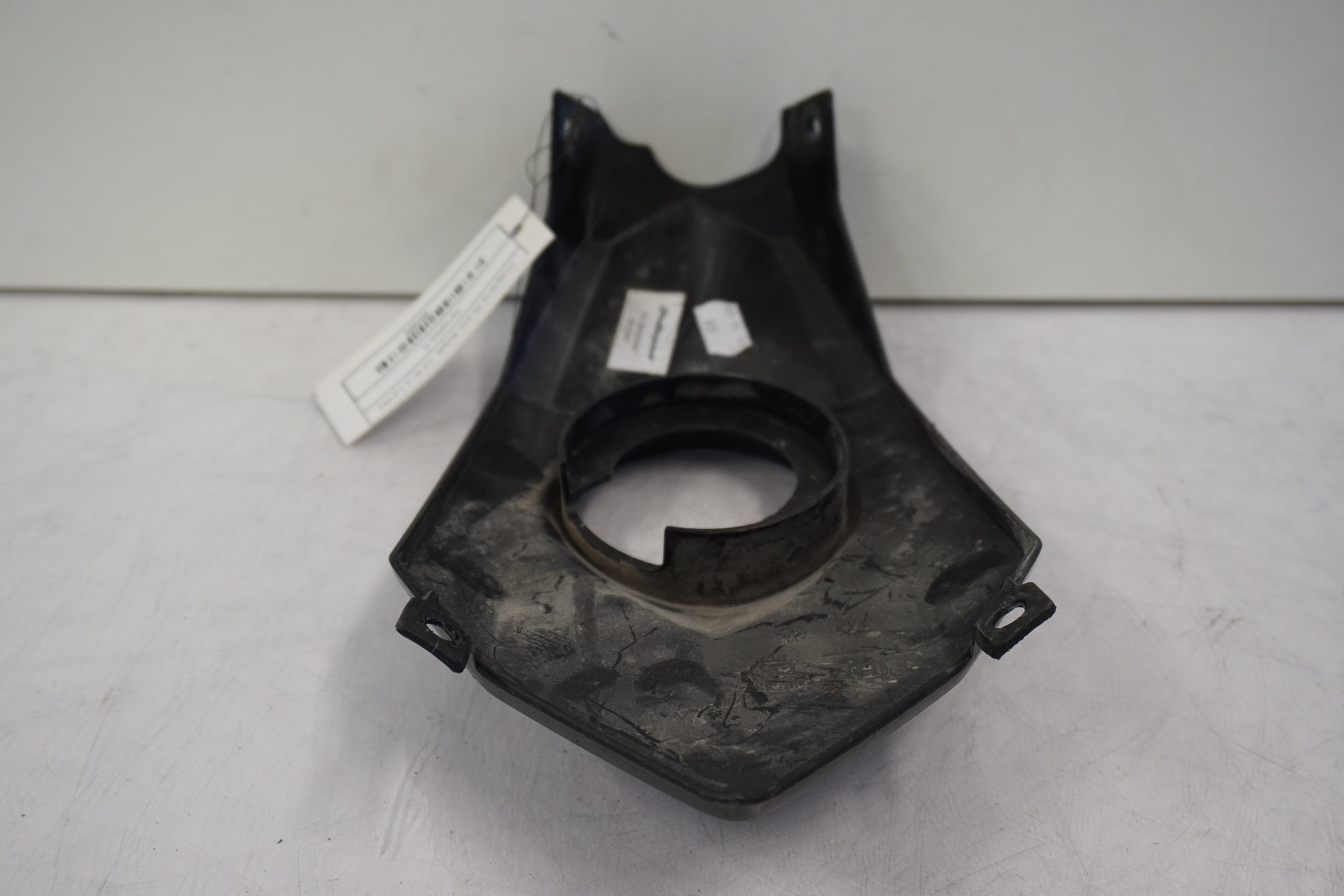 Snett uppifrån på Bensintankskåpa från en Husqvarna TR 650 Strada -2012 motorcykel.