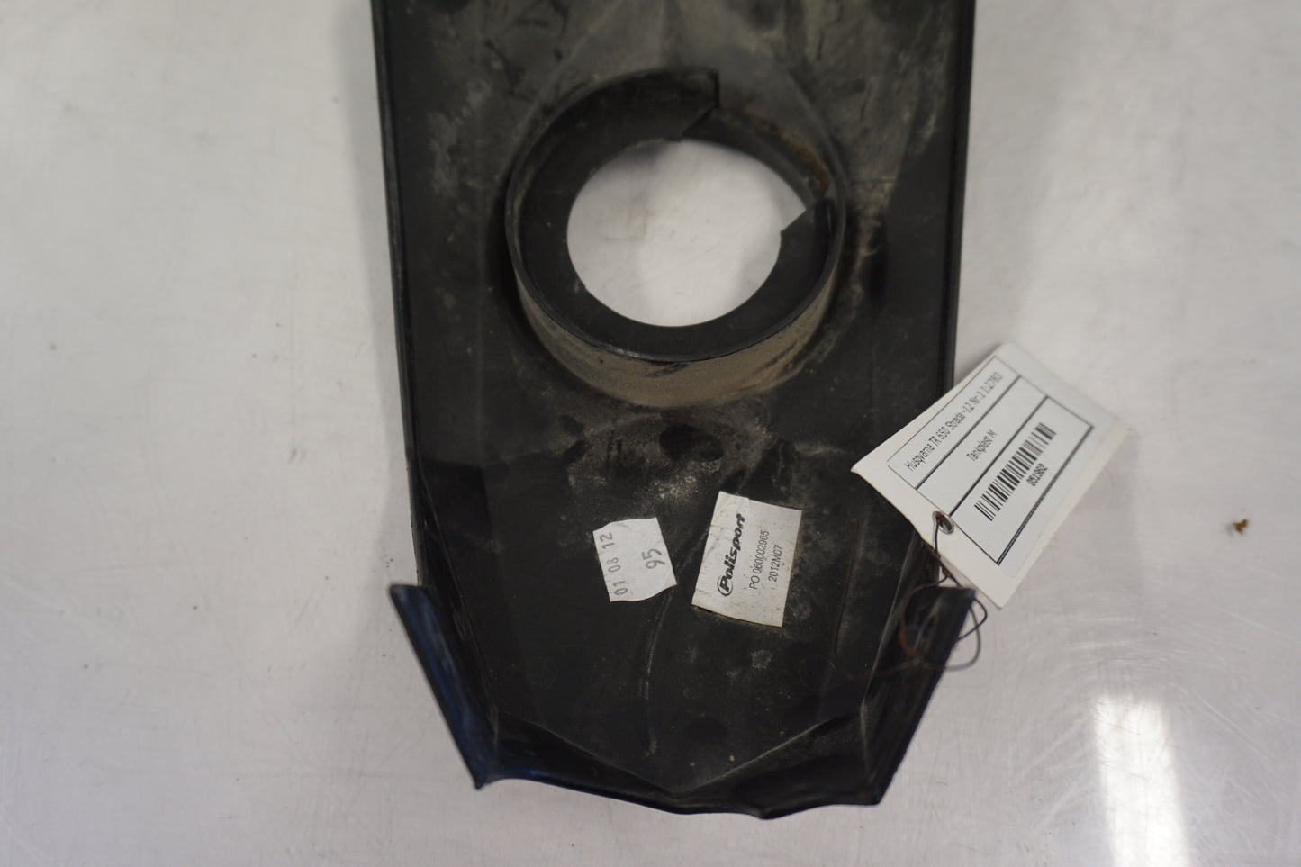 Snett nerifrån på Bensintankskåpa från en Husqvarna TR 650 Strada -2012 motorcykel.