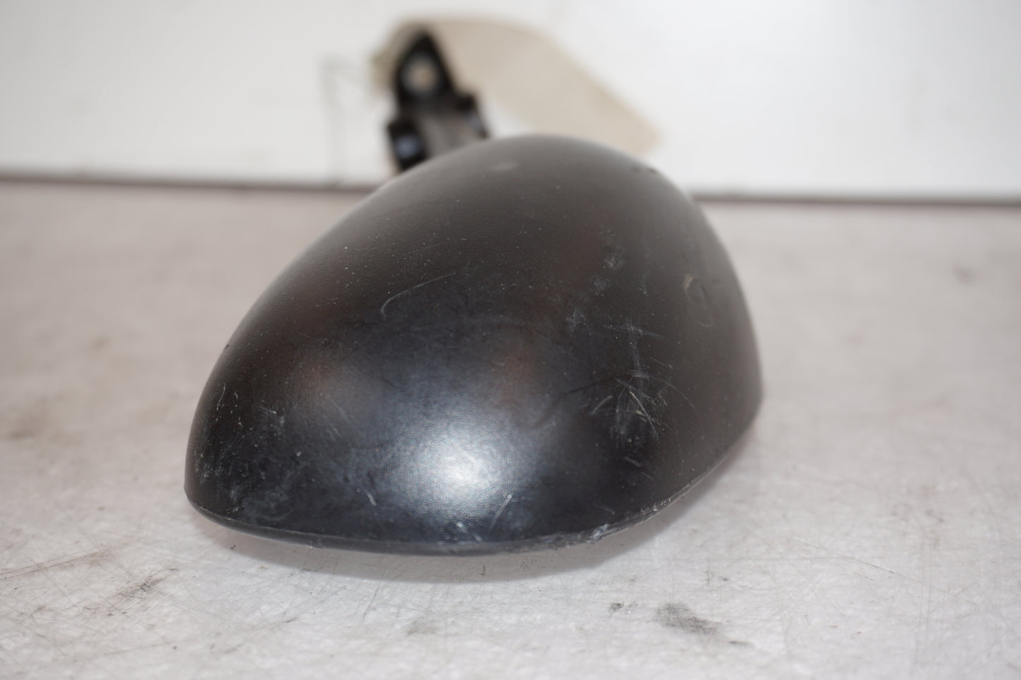 Snett uppifrån på Backspegel från en BMW F 800 S -2007 motorcykel.