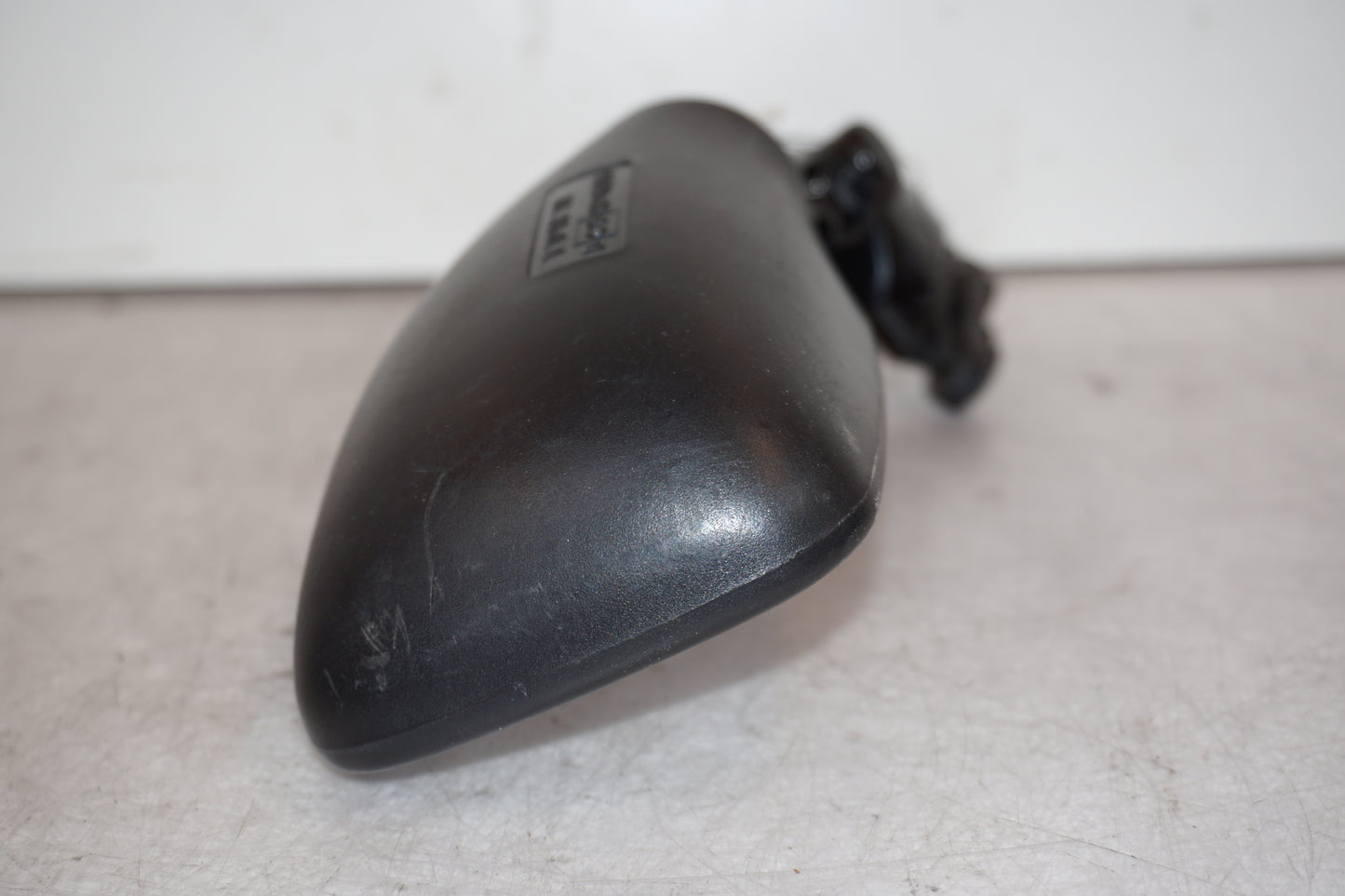 Snett nerifrån på Backspegel från en Suzuki GSX-R 600 -1999 motorcykel.