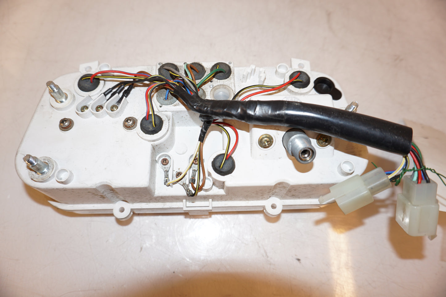 Snett nerifrån på Instrumentpanel från en Kawasaki GPZ 500 -1993 motorcykel.