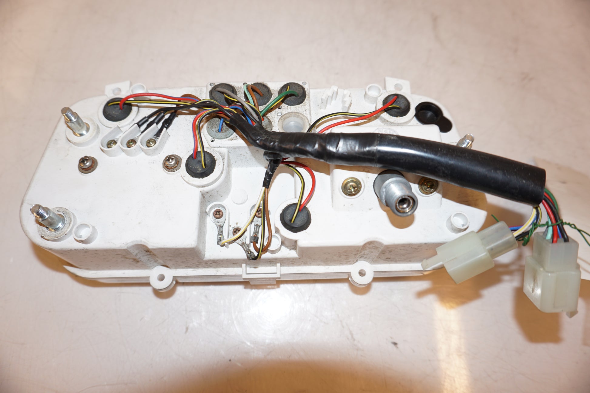 Snett nerifrån på Instrumentpanel från en Kawasaki GPZ 500 -1993 motorcykel.