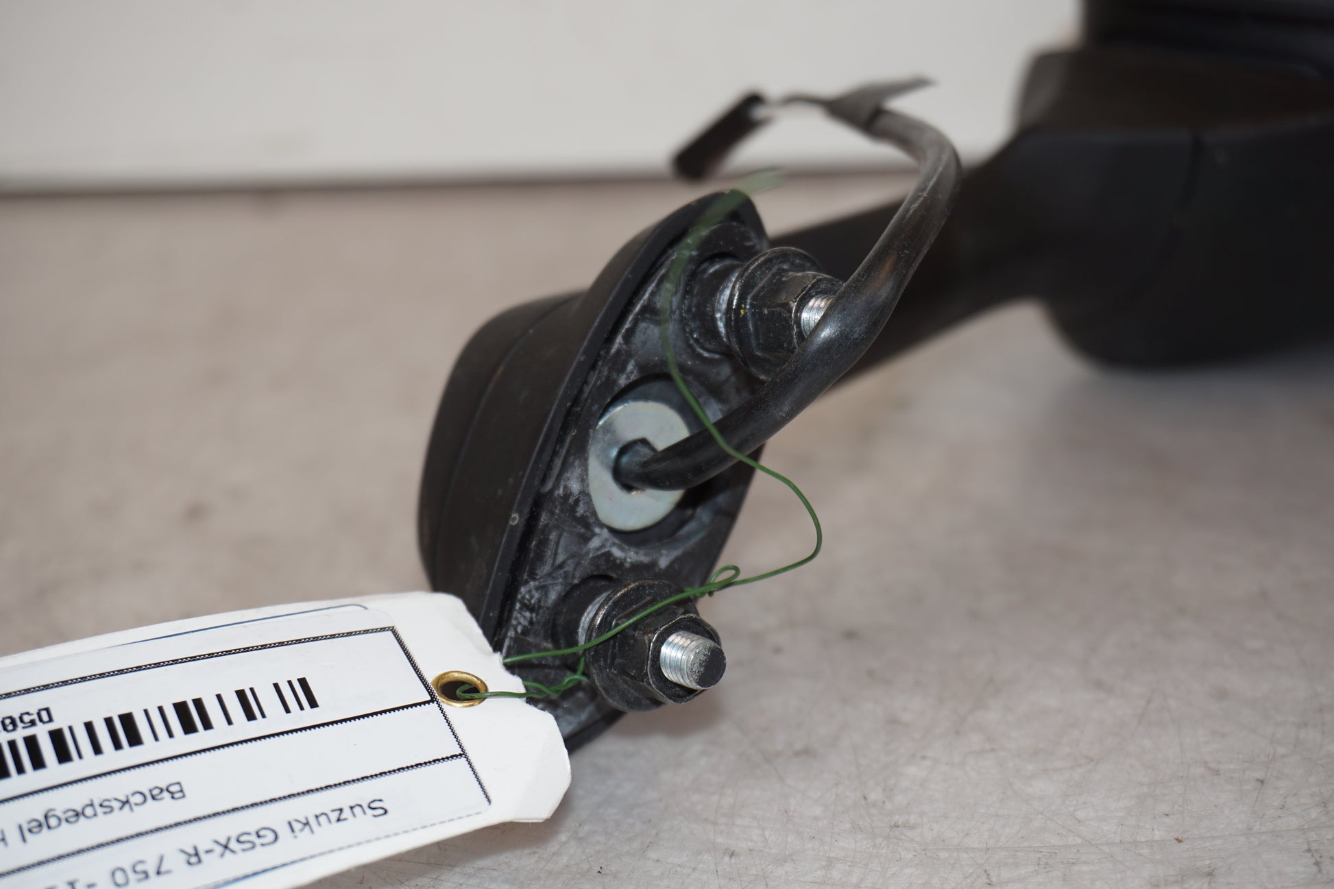 Snett uppifrån på Backspegel från en Suzuki GSX-R 750 -2011 motorcykel.