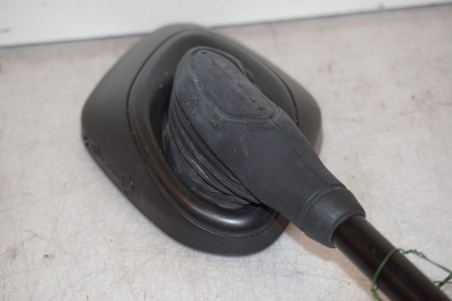 Snett nerifrån på Backspegel från en Suzuki GSR 600 -2008 motorcykel.