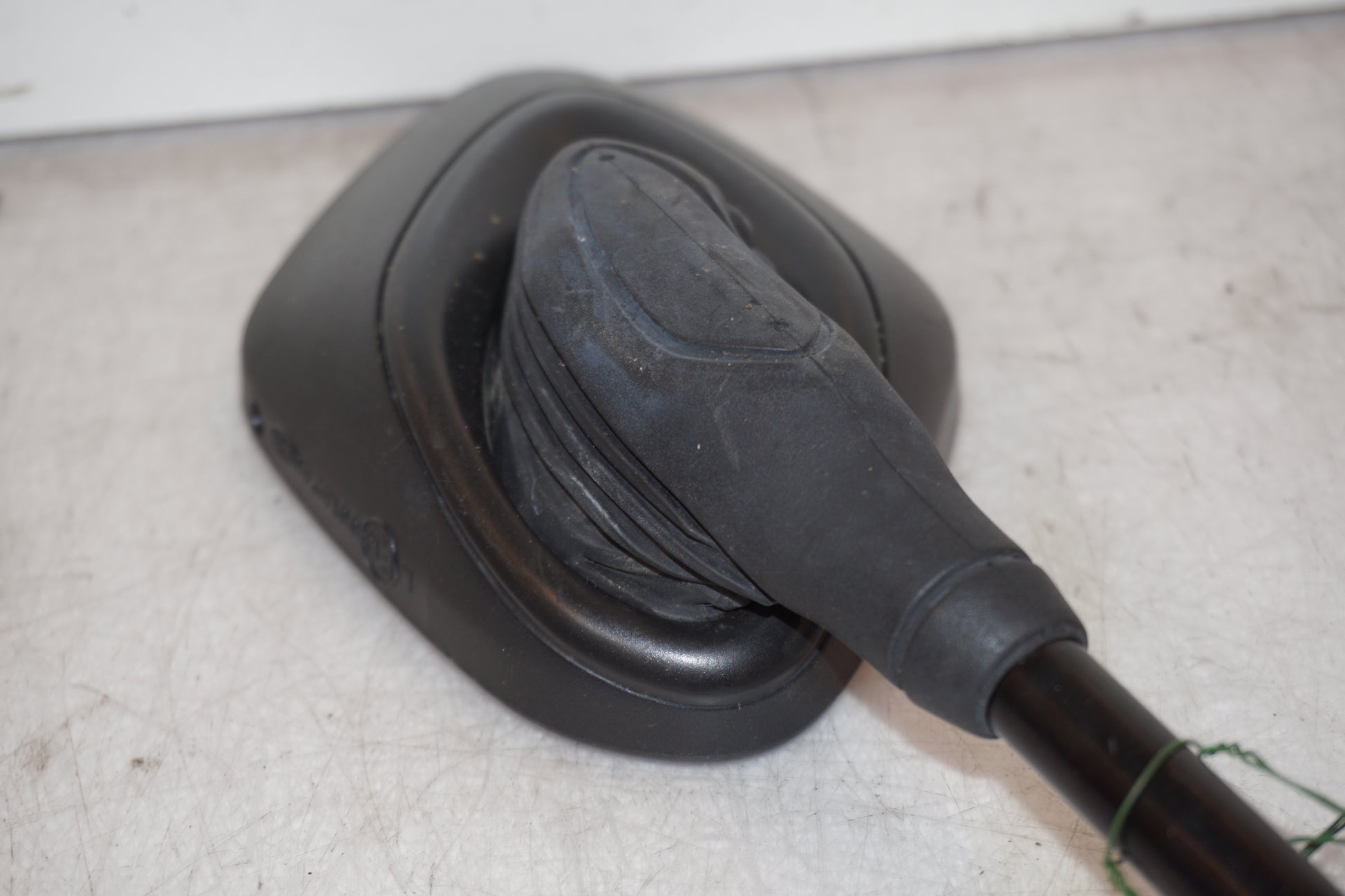 Snett nerifrån på Backspegel från en Suzuki GSR 600 -2008 motorcykel.