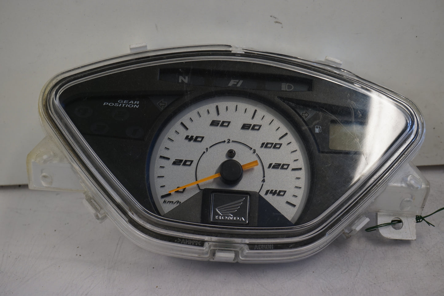 Framsidan på Instrumentpanel från en Honda ANF 125 -2009 motorcykel.