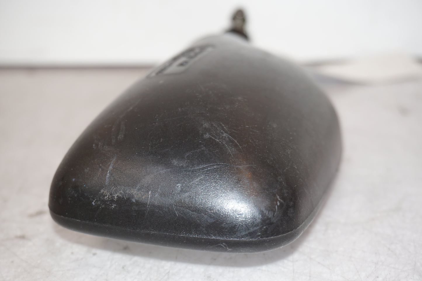 Snett uppifrån på Backspegel från en Kawasaki ZX-7R -1996 motorcykel.