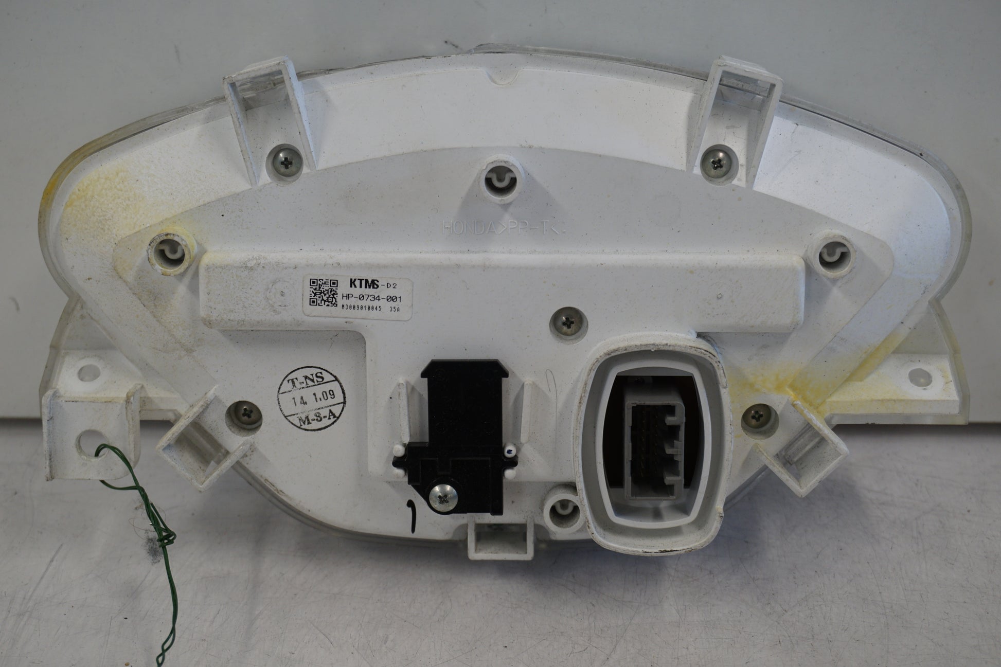 Snett nerifrån på Instrumentpanel från en Honda ANF 125 -2009 motorcykel.