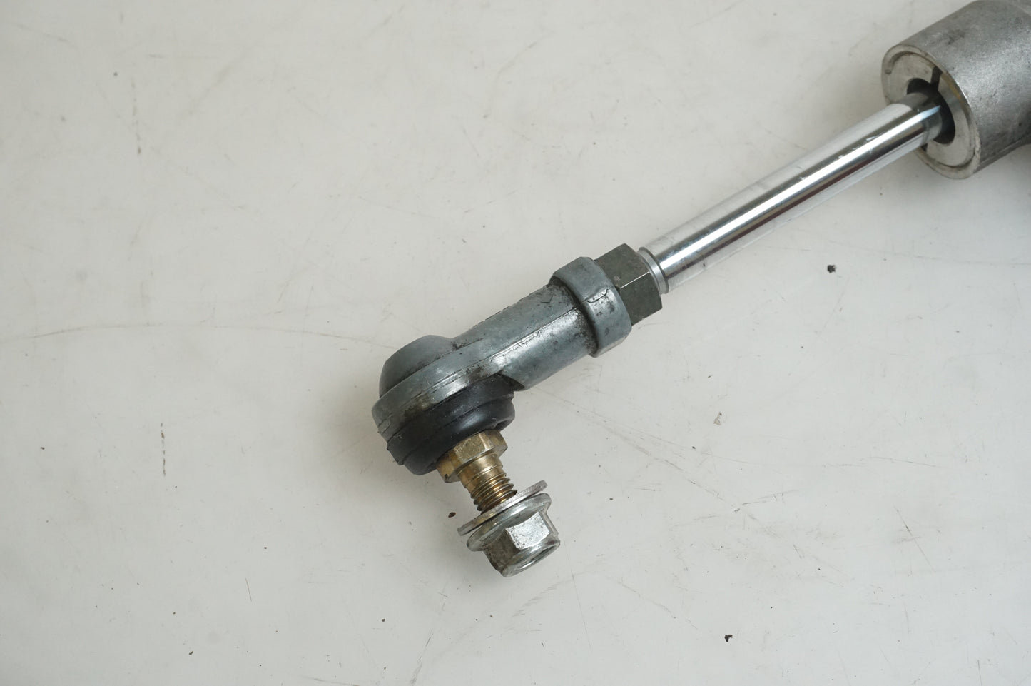 Baksidan på Styrdämpare från en Suzuki GSX-R 1000 -2003 motorcykel.