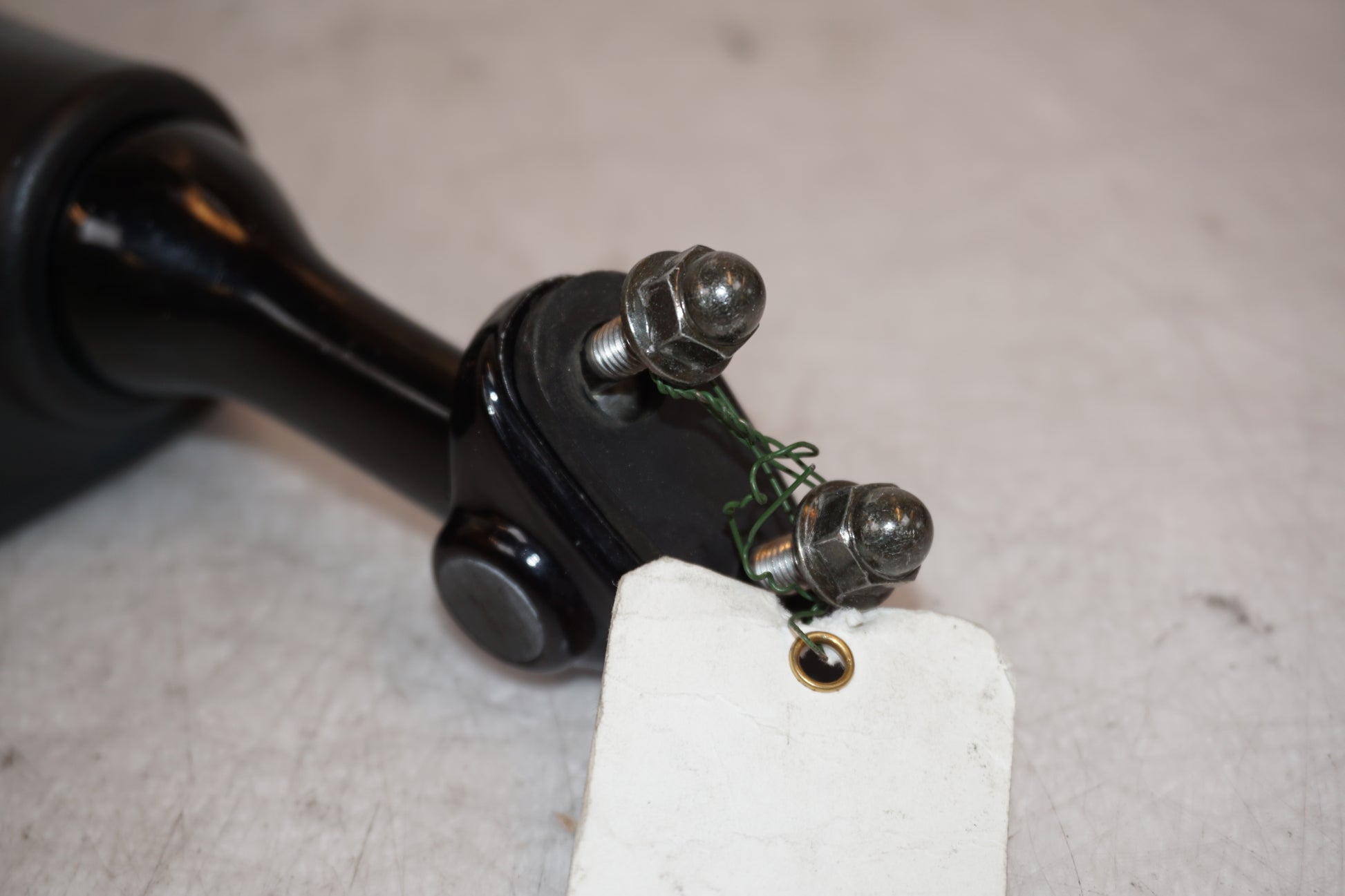 Snett nerifrån på Backspegel från en Kawasaki ZX-7R -1996 motorcykel.