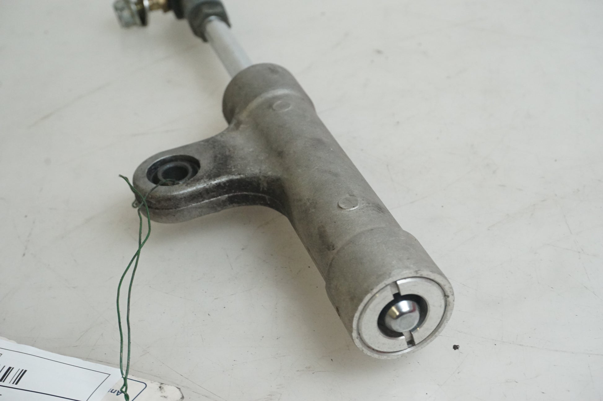 Vänster sida på Styrdämpare från en Suzuki GSX-R 1000 -2003 motorcykel.