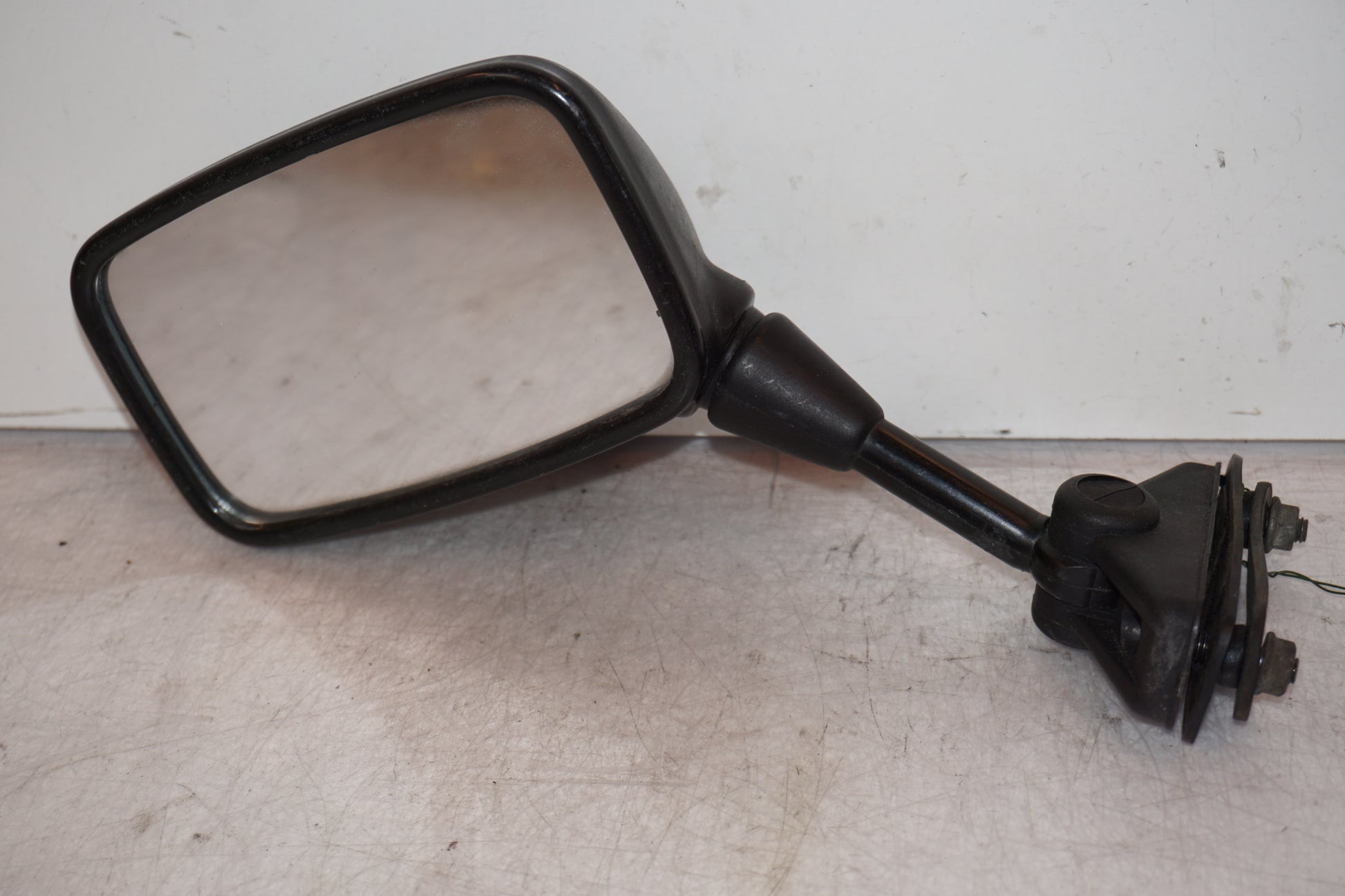 Framsidan på Backspegel från en Kawasaki GPZ 900 -1985 motorcykel.