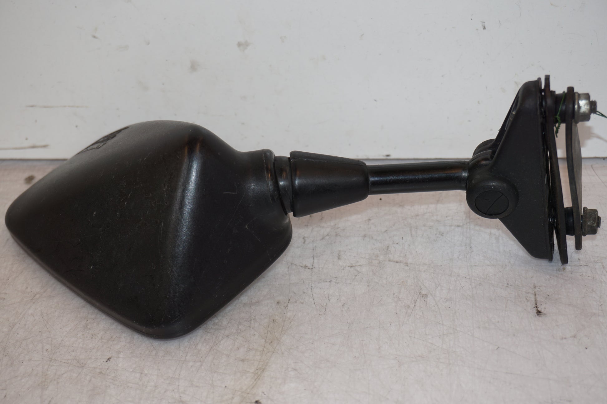 Baksidan på Backspegel från en Kawasaki GPZ 900 -1985 motorcykel.