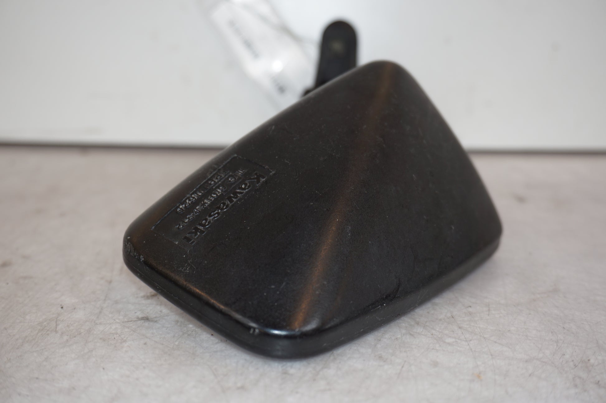 Snett uppifrån på Backspegel från en Kawasaki GPZ 900 -1985 motorcykel.