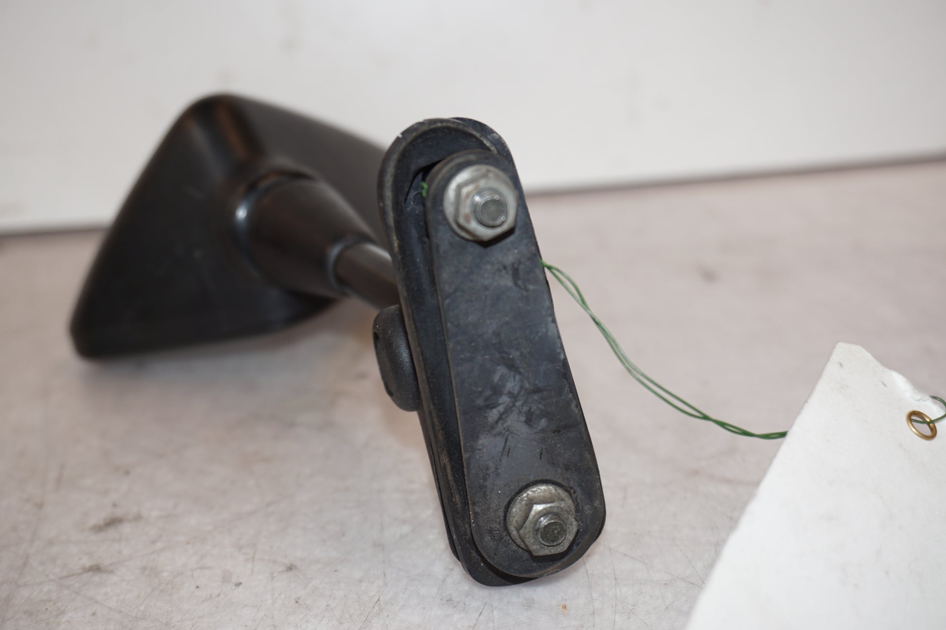 Snett nerifrån på Backspegel från en Kawasaki GPZ 900 -1985 motorcykel.