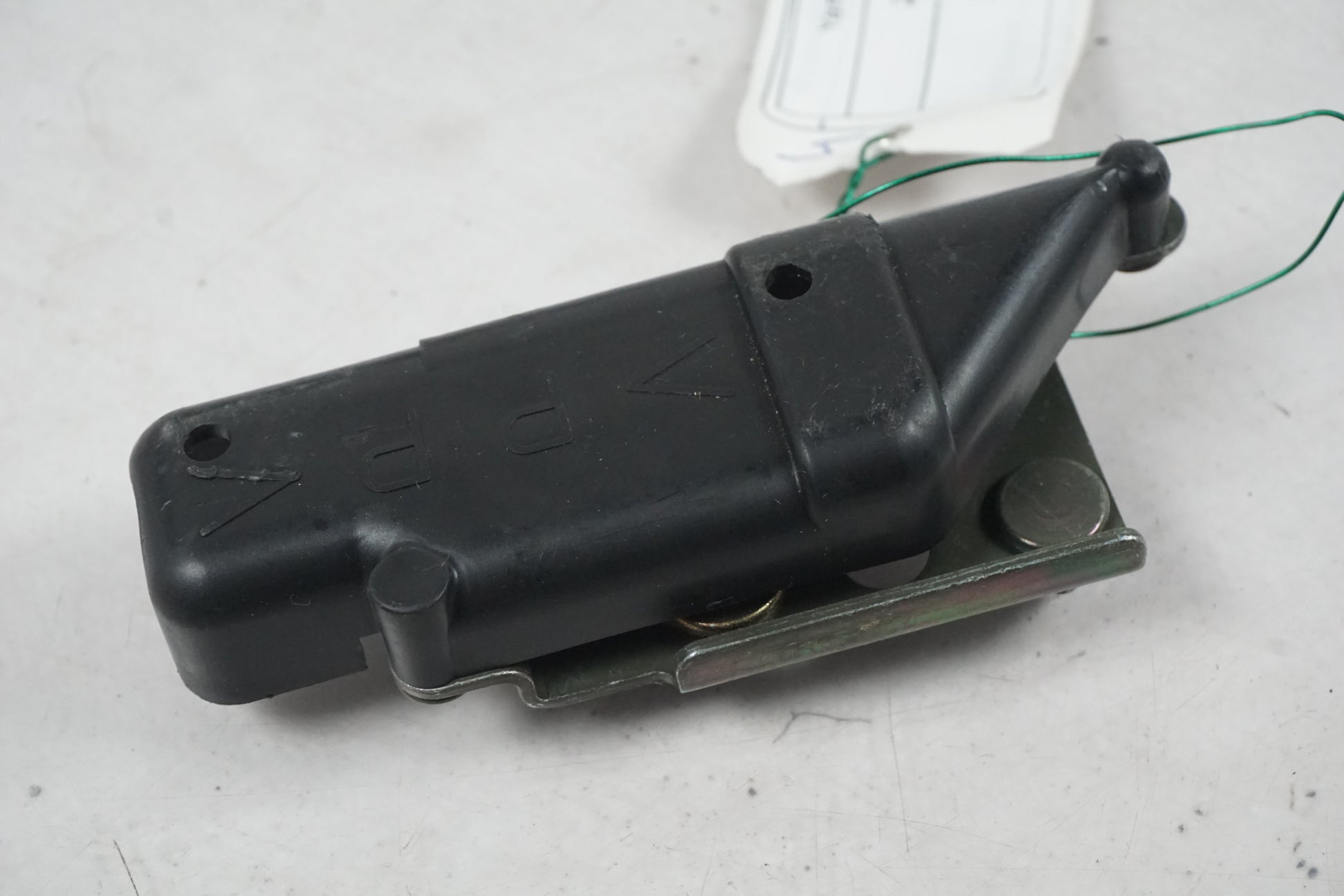 Framsidan på Sadellåsmekanism från en Yamaha YZF 1000 R1 -2001 motorcykel.