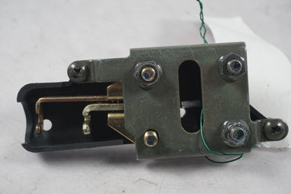 Baksidan på Sadellåsmekanism från en Yamaha YZF 1000 R1 -2001 motorcykel.