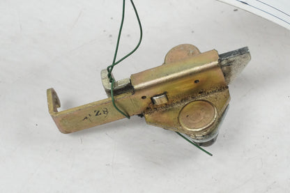 Framsidan på Sadellåsmekanism från en Yamaha YZF 1000 R -1999 motorcykel.