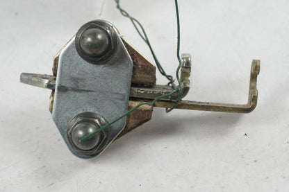 Baksidan på Sadellåsmekanism från en Yamaha YZF 1000 R -1999 motorcykel.