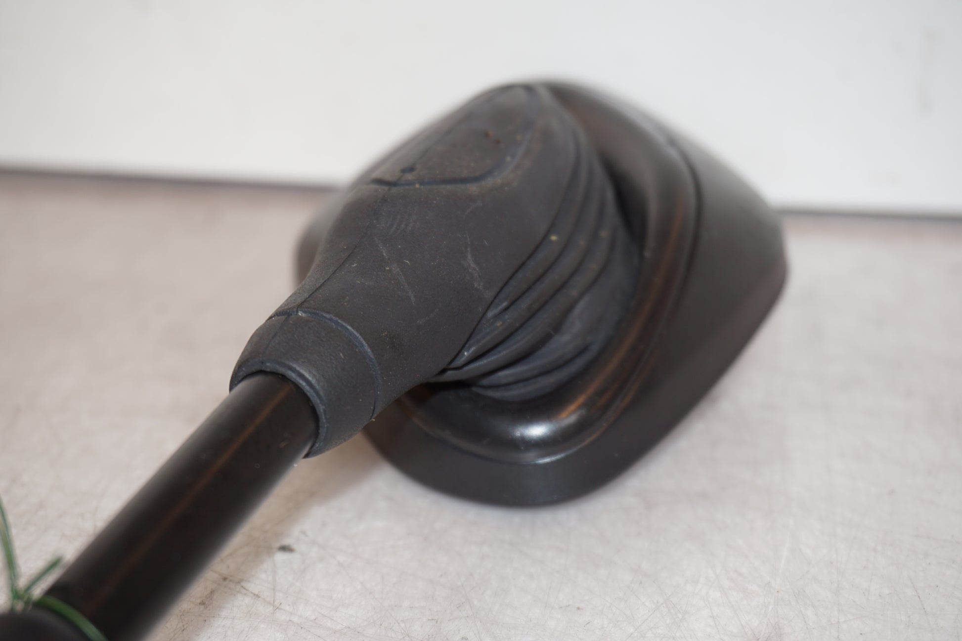 Snett uppifrån på Backspegel från en Suzuki GSR 600 -2008 motorcykel.