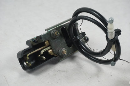 Framsidan på Sadellåsmekanism från en Yamaha YZF R6 -2001 motorcykel.