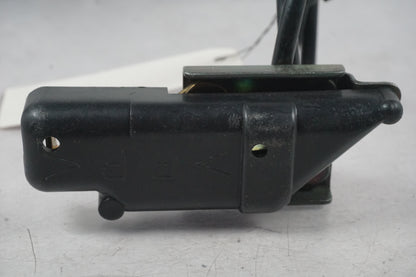 Baksidan på Sadellåsmekanism från en Yamaha YZF R6 -2001 motorcykel.