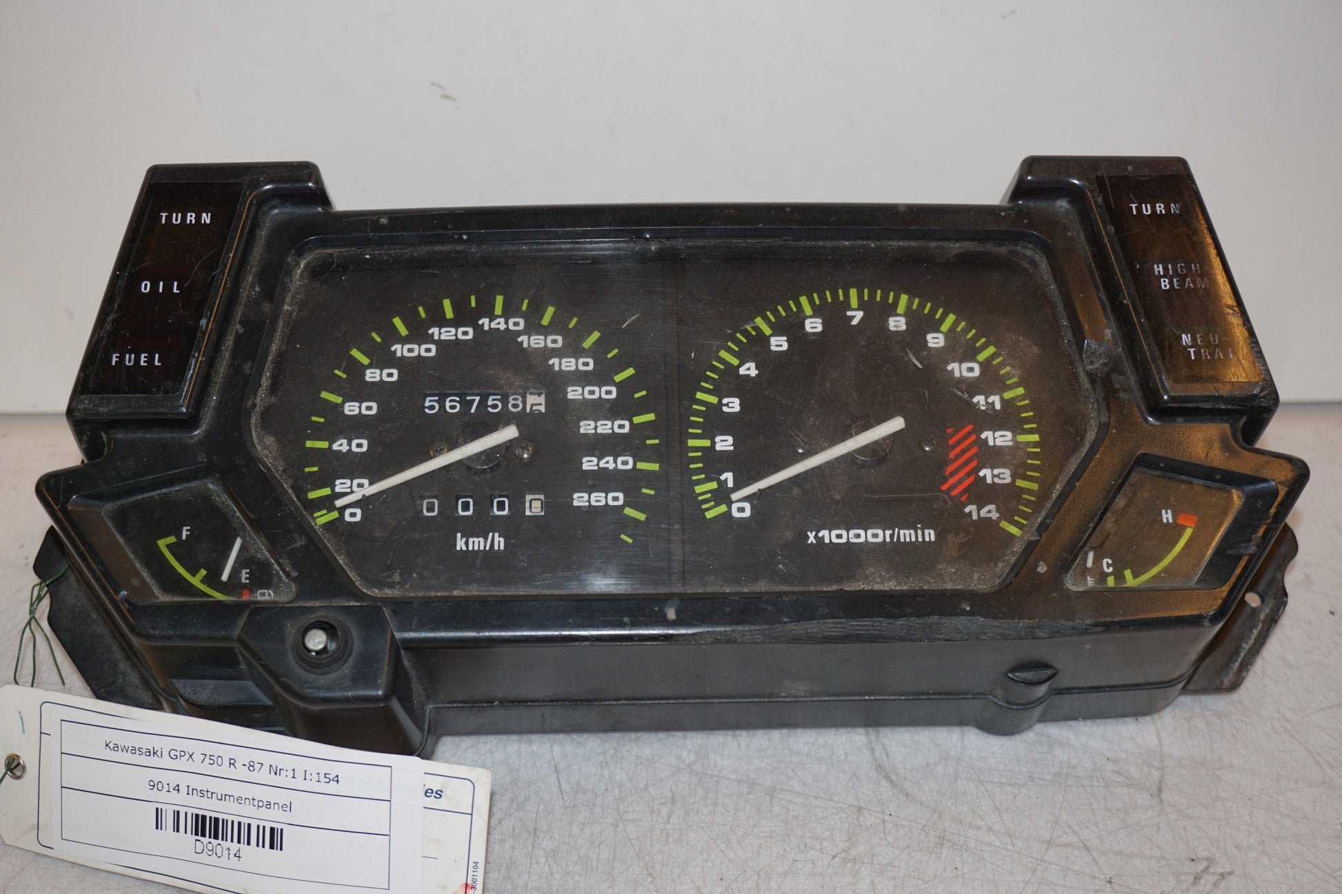 Framsidan på Instrumentpanel från en Kawasaki GPX 750 R -1987 motorcykel.