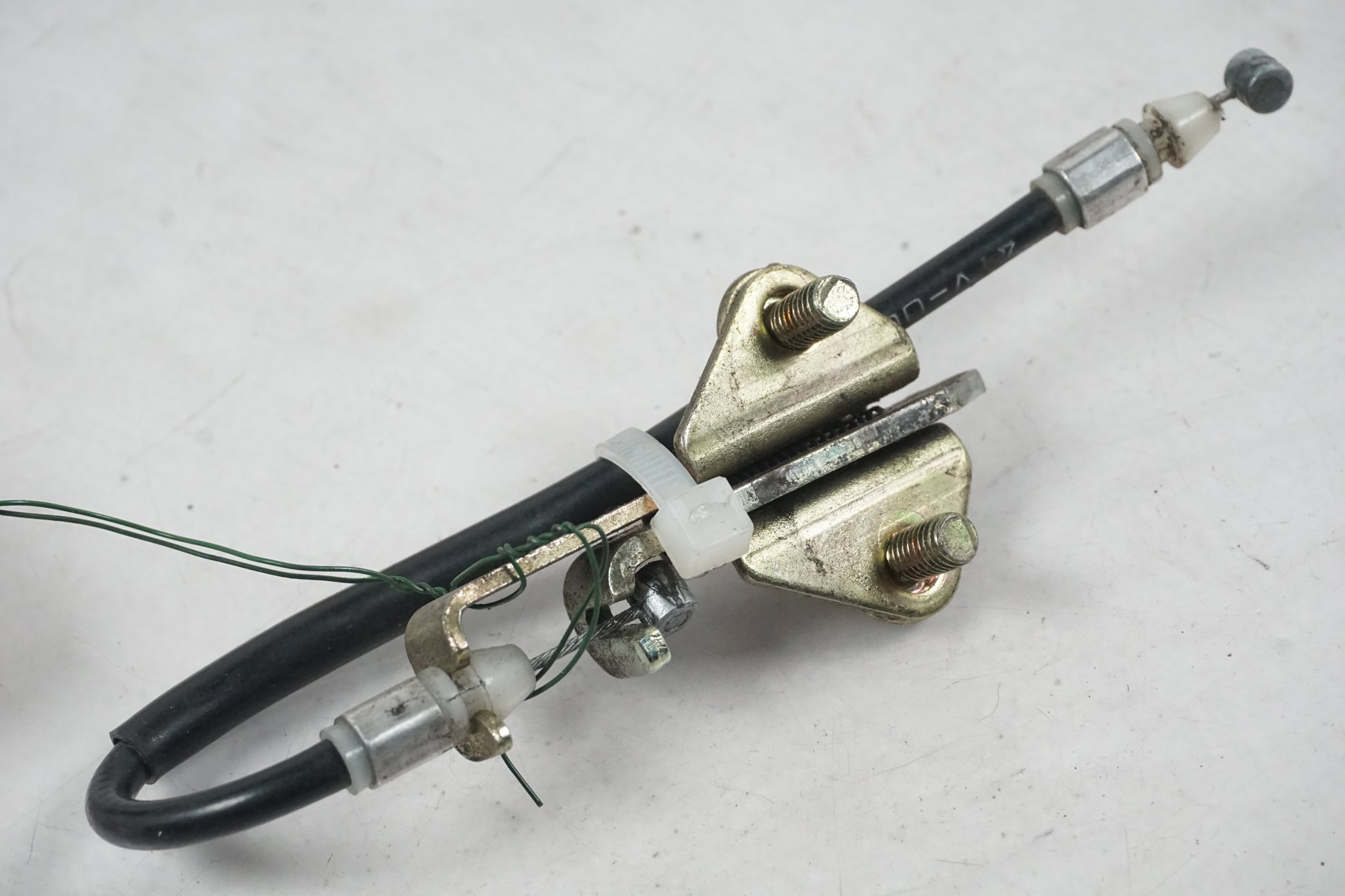 Baksidan på Sadellåsmekanism från en Yamaha YZF 600 R -1997 motorcykel.